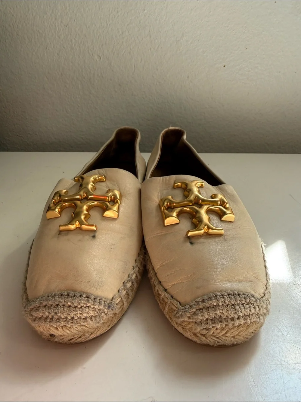 Tory Burch Eleanor size 5 Cream Leather Espadrille Flats with Gold Logo Emblem